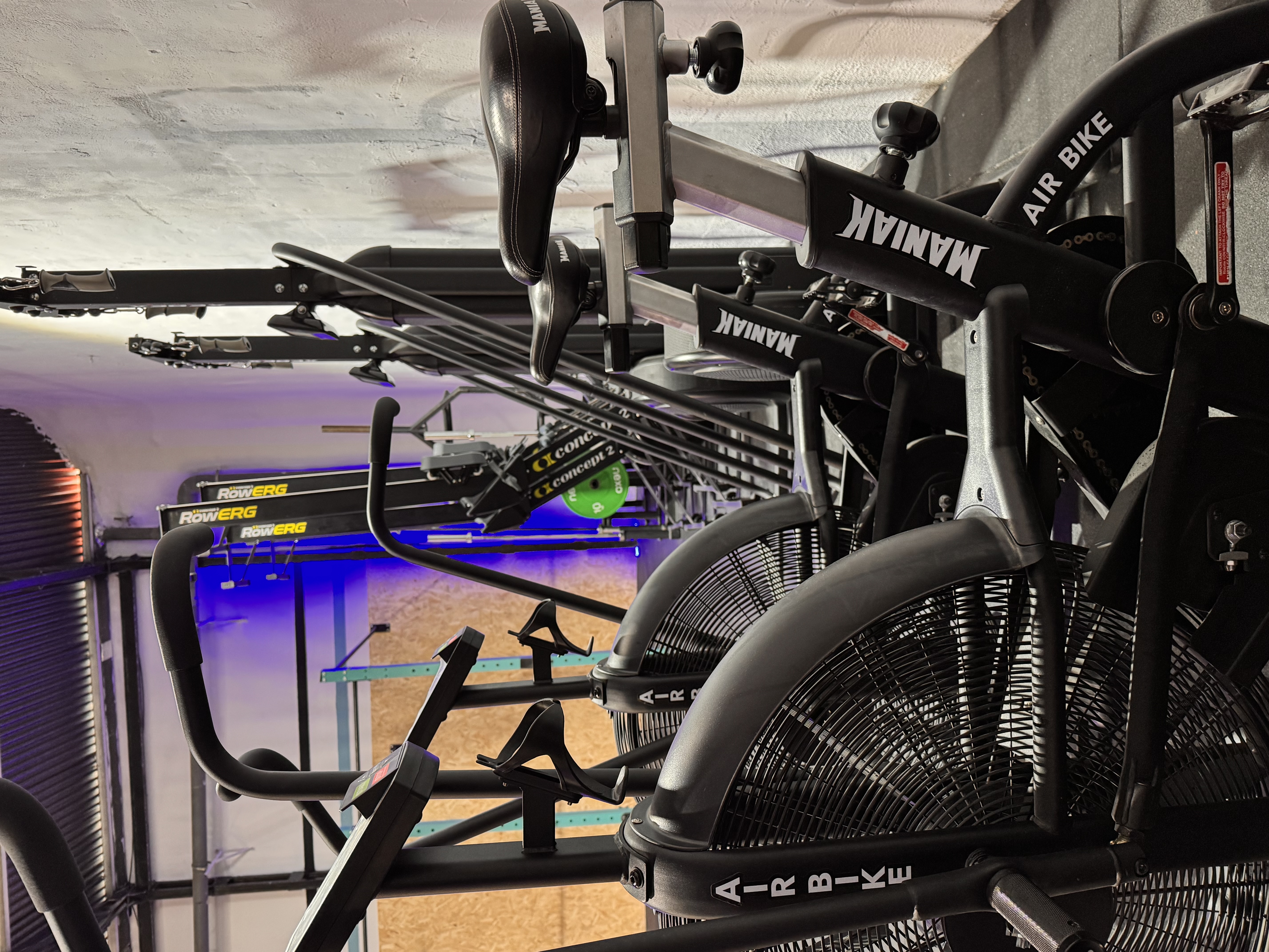 Zona cardio Factory · Air Bikes y rowers
